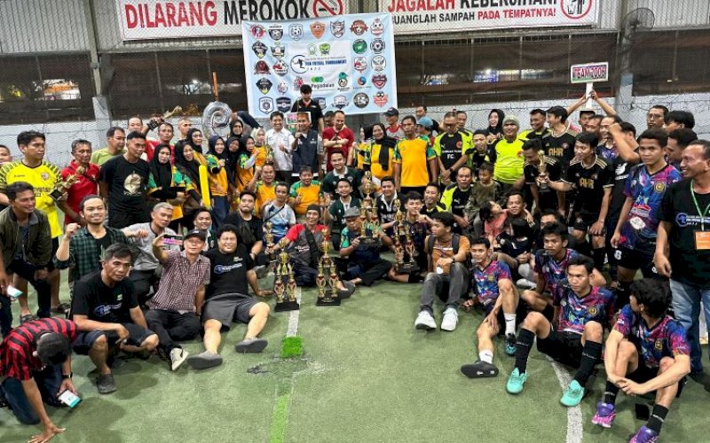 JUARA. Ketua Umum IKA SMA Negeri 6 Makassar, Rudianto Lallo, menutup sekaligus melaksanakan penyerahan tropi dan hadiah kepada para juara Fun Futsal Tournament IKA SMAN 6 Makassar. foto: istimewa