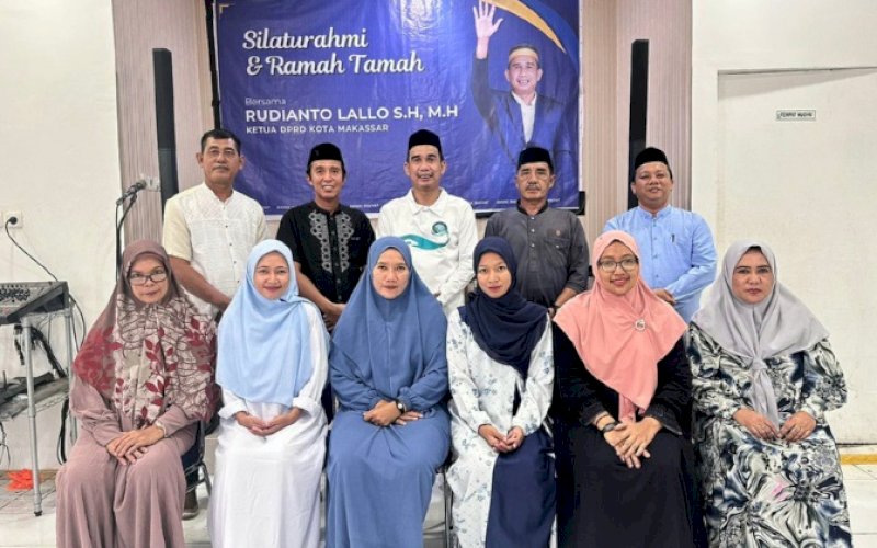 MANASIK UMRAH. Ketua DPRD Kota Makassar, Rudianto Lallo, bersama pemenang undian hadiah umrah Jalan Sehat Anak Rakyat yang mengikuti manasik umrah di Rumah Jabatan Ketua DPRD Kota Makassar, Minggu (24/12/2023) lalu. foto: istimewa