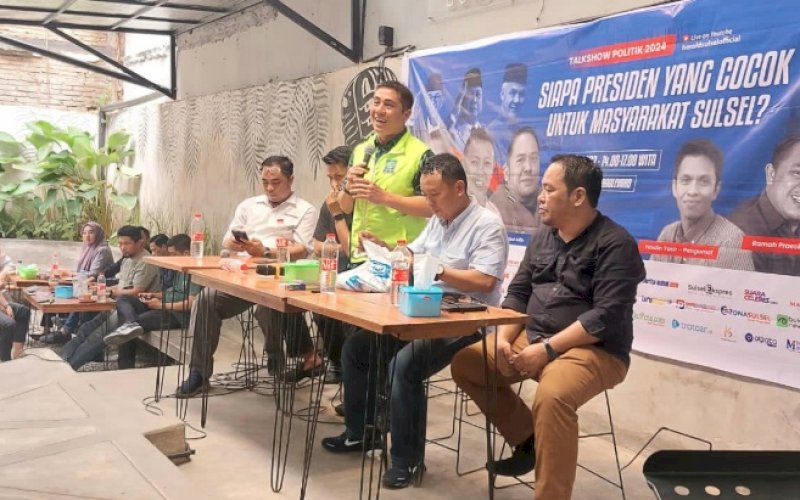 DIALOG POLITIK. SMSI Sulsel menggelar dialog politik bertajuk 'Siapa Presiden yang Cocok untuk Masyarakat Sulsel?' di Home Town Kopi Zone, Jl Boulevard, Kota Makassar, Jumat (15/12/2023). foto: istimewa