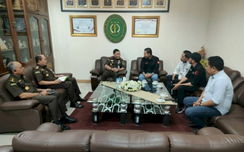AUDIENSI. Pengurus SMSI Sulsel melakukan audiensi dan diterima langsung Kajati Sulsel, Leonard Eben Ezer Simanjuntak, Senin (18/12/2023). foto: istimewa