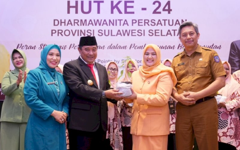 HUT DWP. Pj Ketua Tim Penggerak PKK Provinsi Sulsel Sofha Marwah Bahtiar bersama Pj Gubernur Sulsel Bahtiar Baharuddin menghadiri peringatan Hari Ulang Tahun (HUT) Dharma Wanita Persatuan (DWP) Ke-24 di Hotel Four Points by Sheraton Makassar, Senin (11/12/2023). foto: istimewa