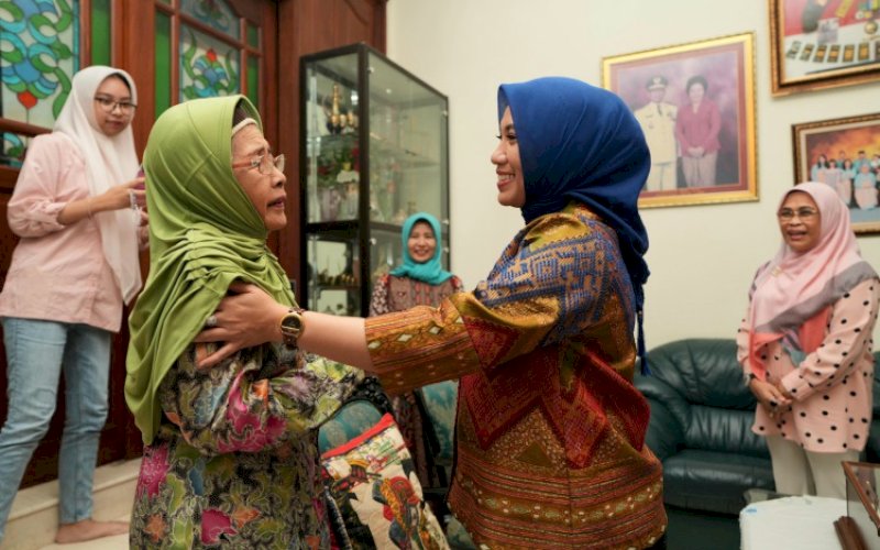 SILATURAHMI. Pj Ketua TP PKK Sulsel, Sofha Marwah Bahtiar, menyapa dan silaturahmi dengan Nurhayati Yasin Limpo di kediamannya di Jl Haji Bau, Kota Makassar. Sabtu (23/12/2023). foto: istimewa