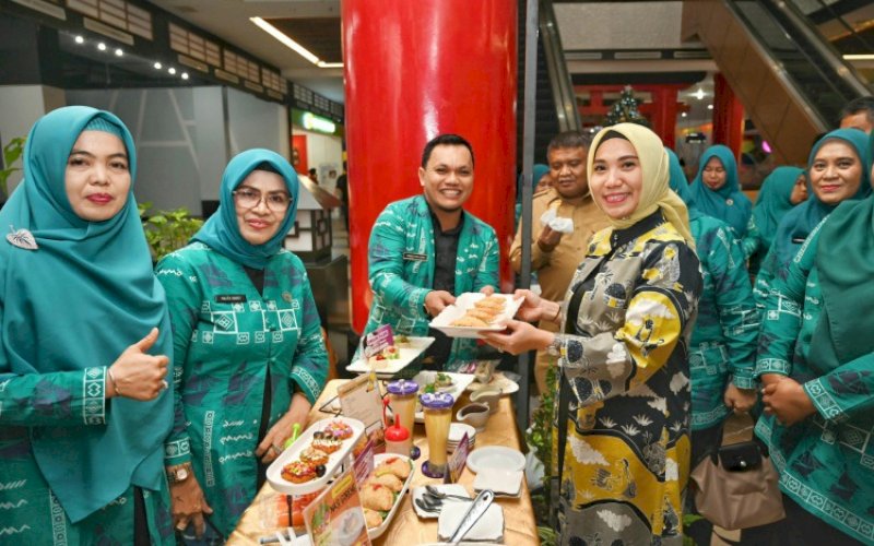 PAMERAN. Pj Ketua TP PKK Sulsel, Sofha Marwah Bahtiar, meninjau stan Gebyar Kreativitas TP PKK dalam Pemanfaatan Pisang di Atrium Tokyo, Phinisi Point Mall Makassar, 4-5 Desember 2023. foto: istimewa
