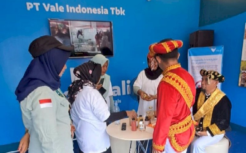 PAMERAN. PT Vale IGP Morowali hadir memperkenalkan program sosial dan perkembangan proyek melalui stan pameran di Alun-alun Rumah Jabatan Bupati, Desa Matansala, Kecamatan Bungku Tengah, Morowali, Jumat-Rabu (1-5/12/2023). foto: istimewa