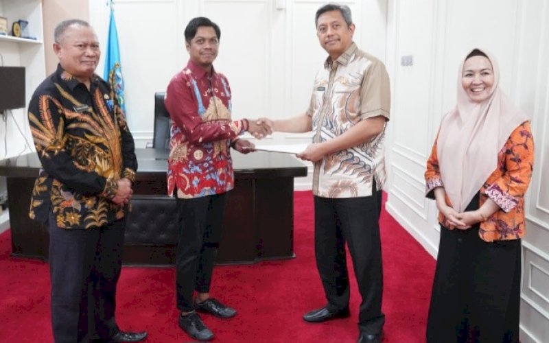 PENYERAHAN SK. Plt Sekda Provinsi Sulsel, Andi Muhammad Arsjad, menyerahkan SK sebagai Pj Sekda Kota Makassar kepada Firman Pagarra di Kantor Gubernur Sulsel, Kamis (4/1/2024). foto: istimewa