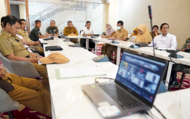 RAKOR INFLASI. Plt Sekda Provinsi Sulsel Andi Muhammad Arsjad mengikuti Rapat Koordinasi Pengendalian Inflasi Daerah yang dipimpin Menteri Dalam Negeri RI Muhammad Tito Karnavian secara virtual di Toraja Room, Kantor Gubernur Sulsel, Senin (8/1/2024). foto: istimewa