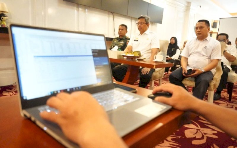 RAKOR. Plt Sekda Provinsi Sulsel, Andi Muhammad Arsjad, mengikuti Rakor Pengendalian Inflasi secara virtual di Baruga Lounge, Kantor Gubernur Sulsel, Rabu (3/1/2024). foto: istimewa