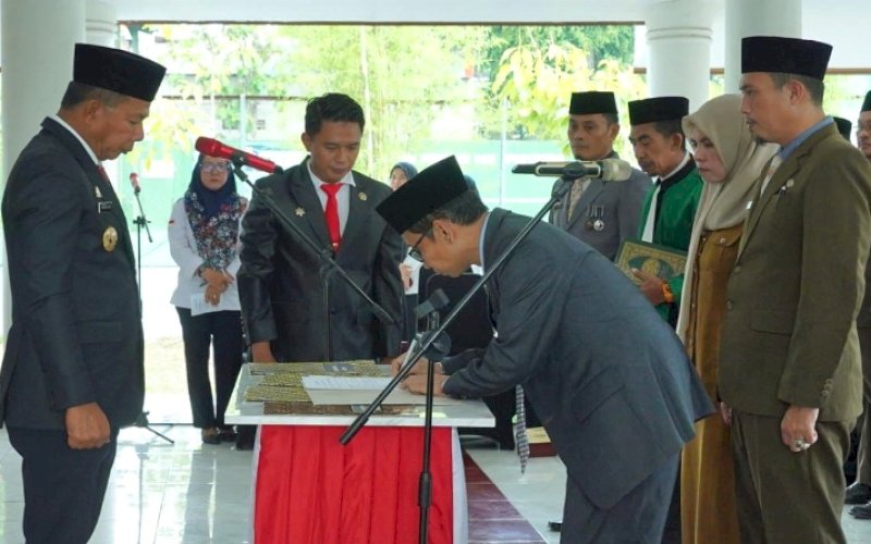 PELANTIKAN. Bupati Bulukumba, Andi Muchtar Ali Yusuf, melantik dan mengukuhkan kembali empat Kepala OPD lingkup Pemkab Bulukumba, Rabu (3/1/2024). foto: istimewa