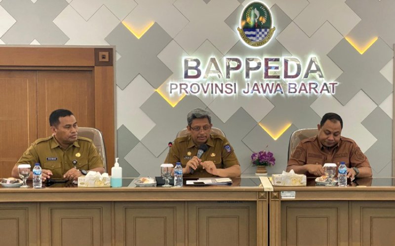 KOORDINASI. Plt Sekda Provinsi Sulsel, Andi Muhammad Arsjad (tengah), melakukan koordinasi ke Pemprov Jawa Barat terkait legalitas asrama mahasiswa Sulsel di Ruang Rapat Kantor Bappeda Provinsi Jawa Barat, Senin (15/1/2024). foto: istimewa