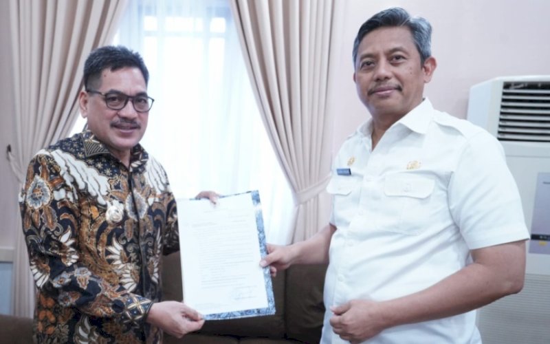PENYERAHAN. Plt Sekda Provinsi Sulsel Andi Muhammad Arsjad menyerahkan SK Pj Sekda Kabupaten Sidrap Muhammad Yusuf DM kepada Pj Bupati Sidrap Basra di Ruang Kerja Sekda Sulsel, Rabu (3/1/2024). foto: istimewa