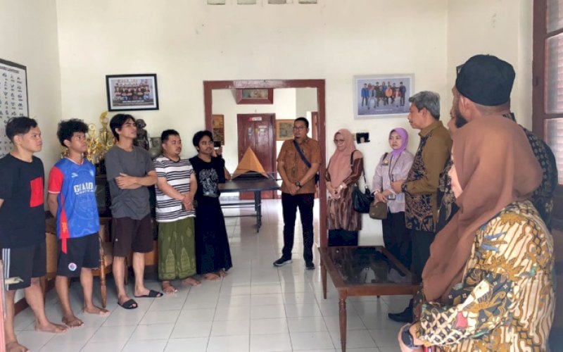 KUNJUNGAN. Plt Sekda Sulsel, Andi Muhammad Arsjad, berkunjung ke asrama mahasiswa Sulsel di Merapi Empat dan Anging Mammiri di Provinsi Daerah Istimewa Yogyakarta (DIY), Jumat (5/1/2024). foto: istimewa