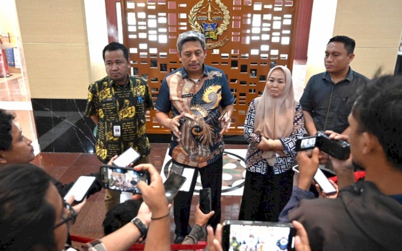 BERI KETERANGAN. Plt Sekda Provinsi Sulsel Andi Muhammad Arsjad memberikan keterangan saat mengklasifikasi dan meluruskan terkait headline pemberitaan salah satu media cetak edisi Senin (15/1/2024). foto: istimewa