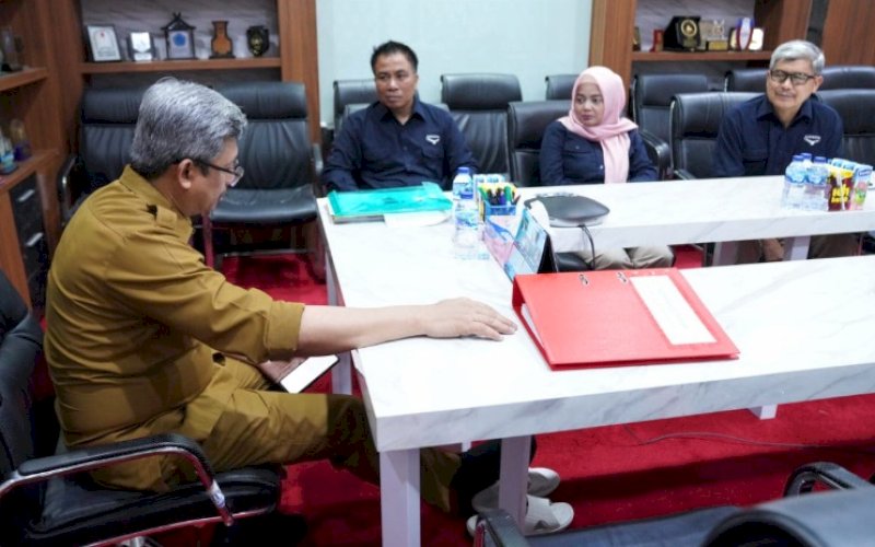 SILATURAHMI. Plt Sekda Provinsi Sulsel, Andi Muhammad Arsjad, menerima kunjungan silaturahmi jajaran Direksi PT Askrida Cabang Makassar di ruang kerjanya, Selasa (9/1/2024). foto: istimewa