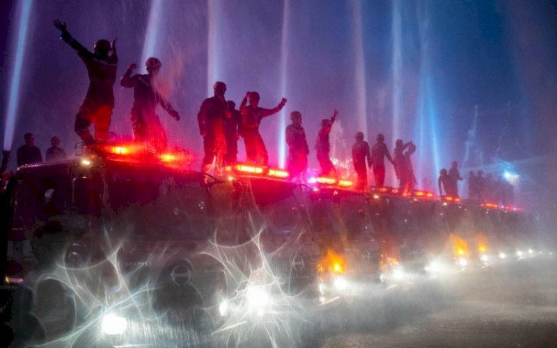MENGHIBUR. Atraksi Water Dance pukau masyarakat Kota Makassar yang merayakan pergantian Tahun Baru 2024 di Kawasan Tugu MNEK Center Point of Indonesia (CPI) Makassar, Minggu (31/12/2023). foto: istimewa