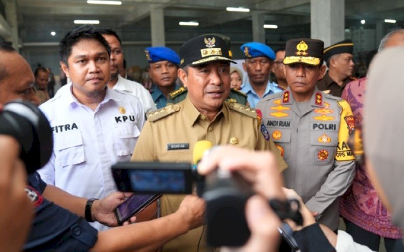 BERI KETERANGAN. Pj Gubernur Sulsel Bahtiar Baharuddin didampingi Kapolda Sulsel Irjen Pol Andi Rian Ryacudu Djajadi memberikan keterangan usai melakukan pengecekan langsung harga dan stok kebutuhan pokok di Pasar Sungguminasa, Kabupaten Gowa, Senin (15/1/2024). foto: istimewa