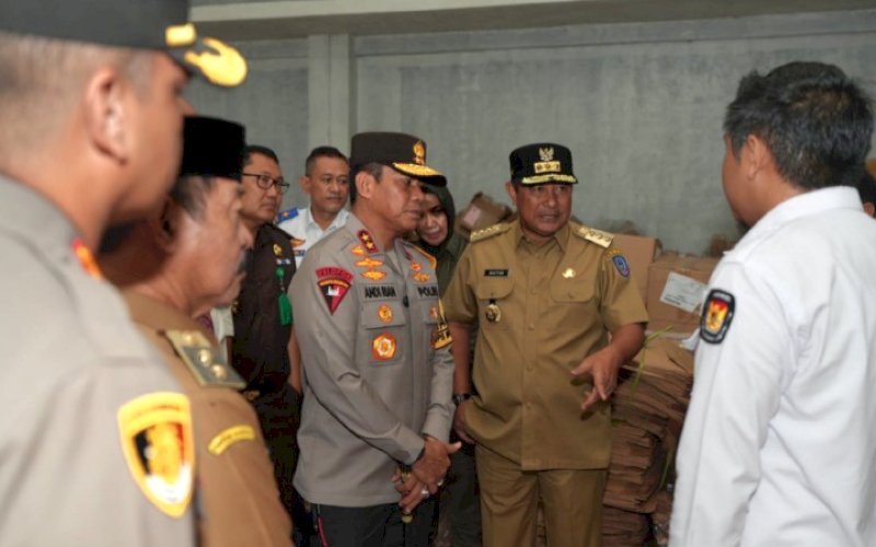 PENGECEKAN. Pj Gubernur Sulsel Bahtiar Baharuddin didampingi Kapolda Sulsel Irjen Pol Andi Rian Ryacudu Djajadi saat mengecek gudang logistik KPU Kabupaten Gowa, Senin (15/1/2024). foto: istimewa