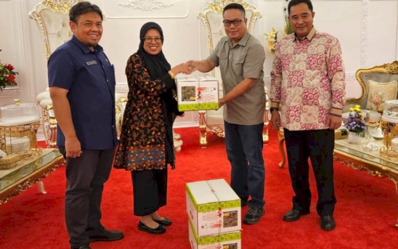 PEMBAGIAN. Pemprov Sulsel membagikan secara gratis jutaan bibit cabai dan timun untuk ditanam masyarakat di Kabupaten Kepulauan Selayar, Jumat (19/1/2024). foto: istimewa