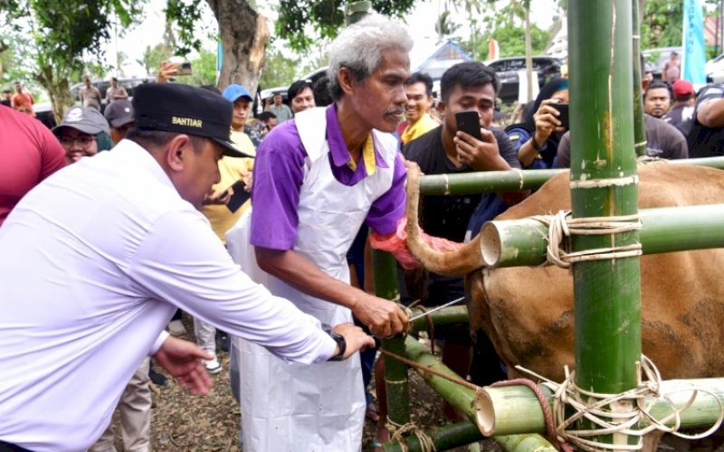 RTM. Pj Gubernur Sulsel, Bahtiar Baharuddin, menyerahkan bantuan untuk Rumah Tangga Miskin (RTM) di Desa Belo, Kecamatan Ganra, Kabupaten Soppeng, Jumat (26/1/2024). foto: istimewa