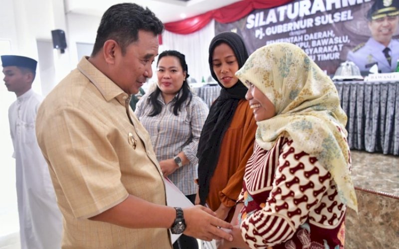 BERI BANTUAN. Pj Gubernur Sulsel, Bahtiar Baharuddin, menyerahkan bantuan kepada pelaku UMKM pada Silaturahmi Bersama Pemkab Lutim, Forkopimda, KPU, Bawaslu, Camat, Lurah, Kepala Desa, Babinsa, Bhabinkatibmas, dan tokoh masyarakat di Gedung Simpurusiang, Malili, Lutim, Kamis (4/1/2024). foto: istimewa