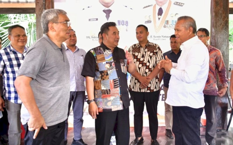 BERBINCANG. Pj Gubernur Sulsel Bahtiar Baharuddin berincang dengan Bupati Luwu Basmin Mattayang l di sela-sela Silaturahmi dengan Bupati, Forkopimda dan jajaran Pemerintah Kabupaten Luwu, di Rest Area Wisata Kuliner Kamanre, Sabtu (6/1/2024). foto: istimewa