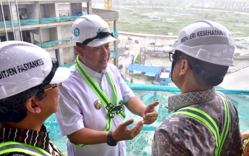 PENINJAUAN. Penjabat Gubernur Sulsel Bahtiar Baharuddin mendampingi Menteri Kesehatan Budi Gunadi Sadikin yang meninjau lokasi pembangunan Rumah Sakit Khusus Jantung, Otak, dan Kanker di Jl Metro Tanjung Bunga, Kota Makassar, Sabtu (20/1/2024). foto: istimewa