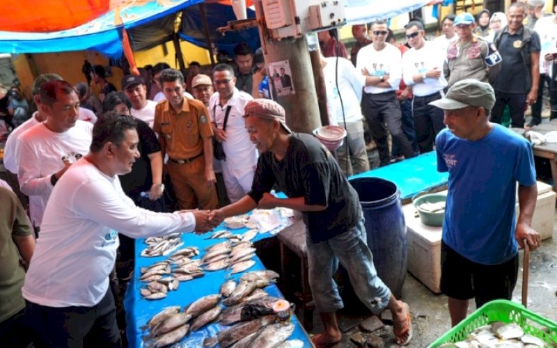 PENGECEKAN. Pj Gubernur Sulsel Bahtiar Baharuddin didampingi Pj Wali Kota Parepare Akbar Ali melakukan pengecekan harga kebutuhan pokok di Pasar Lakessi Kota Parepare, Selasa (9/1/2024). foto: istimewa