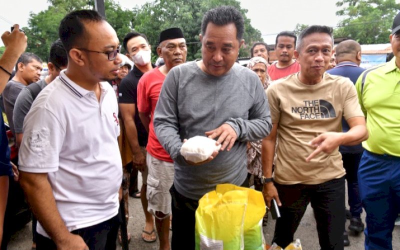 GPM. Pj Gubernur Sulsel, Bahtiar Baharuddin, berkunjung ke Pasar Sentral Lama Kabupaten Bone, meninjau pelaksanaan Gerakan Pangan Murah (GPM) yang sedang berlangsung, Rabu (24/1/2024). foto: istimewa