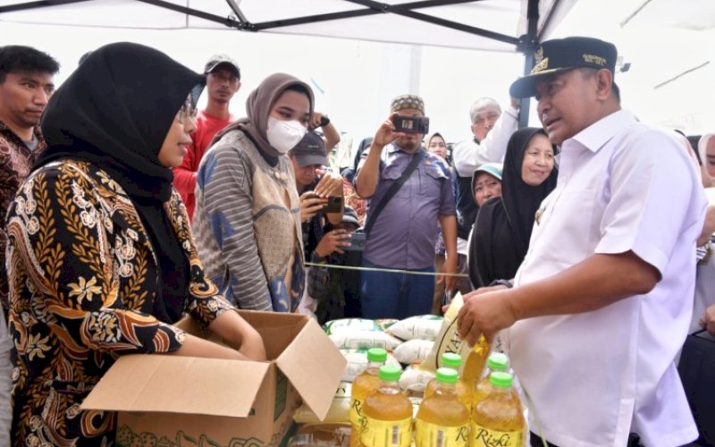 GPM. Pj Gubernur Sulsel, Bahtiar Baharuddin, turun langsung meninjau pelaksanaan Gerakan Pangan Murah (GPM) yang dilaksanakan Dinas Ketahanan Pangan Provinsi Sulsel dan Pemerintah Kota Palopo dalam rangka Hari Jadi Luwu ke-756 dan Hari Perlawanan Rakyat Luwu (HPRL) ke-78 di Lapangan Pancasila, Kota Palopo, Kamis (25/1/2024). foto: istimewa