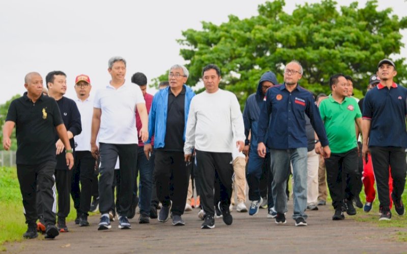 JALAN SANTAI. Sejumlah Kepala OPD dan jajaran lingkup Pemprov Sulsel menikmati jalan santai bareng Pj Gubernur Sulsel, Bahtiar Baharuddin, di Taman Maccini Sombala, Makassar, Minggu (14/1/2024). foto: istimewa