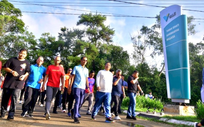 JALAN SEHAT. Pj Gubernur Sulsel Bahtiar Baharuddin dan Bupati Luwu Timur Budiman bersama jajaran petinggi PT Vale Indonesia jalan sehat di kawasan komplek PT Vale, Jumat (5/1/2024). foto: istimewa