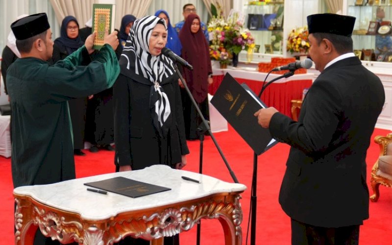 PELANTIKAN. Pj Gubernur Sulsel, Bahtiar Baharuddin, melantik dr Besse Rasida sebagai Dokter Ahli Utama pada Pemprov Sulsel di Rumah Jabatan Gubernur Sulsel, Rabu (17/1/2024). foto: istimewa