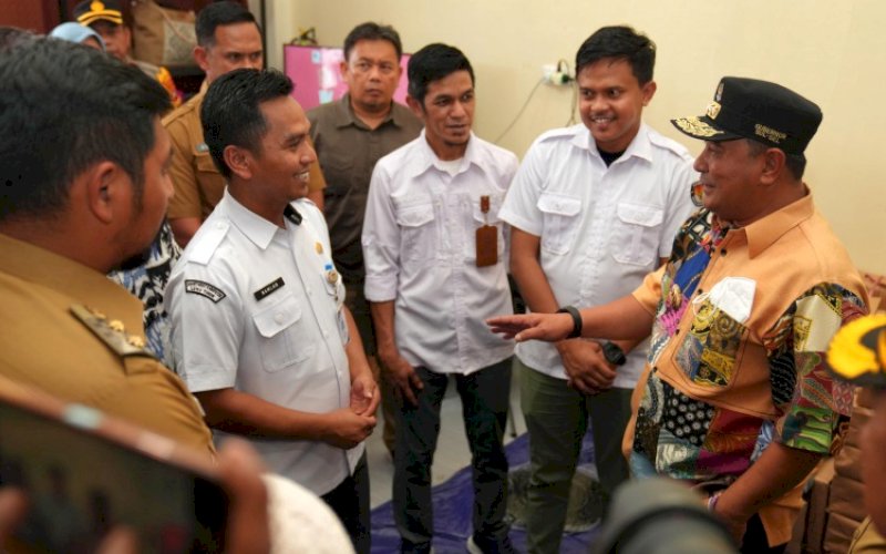 PENINJAUAN. Pj Gubernur Sulsel, Bahtiar Baharuddin, meninjau Gudang Logistik KPU Luwu Timur bersama Bupati dan Wakil Bupati, Ketua KPU, Bawaslu dan Forkopimda Luwu Timur, Senin (22/1/2024). foto: istimewa