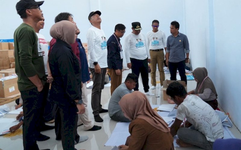 PENGECEKAN. Pj Gubernur Sulsel, Bahtiar Baharuddin, bersama Pj Wali Kota Parepare, Forkopimda, KPU, Bawaslu, dan pihak terkait melakukan pengecekan di Gudang Logistik KPU Kota Parepare, Selasa (9/1/2024). foto: istimewa