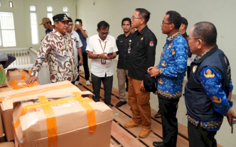 PENINJAUAN. Pj Gubernur Sulsel, Bahtiar Baharuddin, meninjau persiapan logistik Pemilu di Gudang Logistik KPU Takalar, Rabu (17/1/2024). foto: istimewa