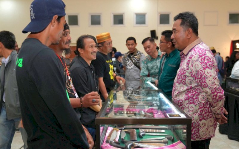 BILAH PUSAKA. Pj Gubernur Sulsel, Bahtiar Baharuddin, berbincang dengan salah satu pemilik stan pada Mulo Kreatif Kolaborasi 2024, yang diselenggarakan Dinas Kebudayaan dan Pariwisata Sulsel, di Gedung Mulo Makassar, Jumat (19/1/2024). Pada kesempatan ini, Pj Gubernur Sulsel memberikan penghargaan kepada puluhan komunitas bilah pusaka yang ada di 24 kabupaten/kota se-Sulsel. foto: istimewa