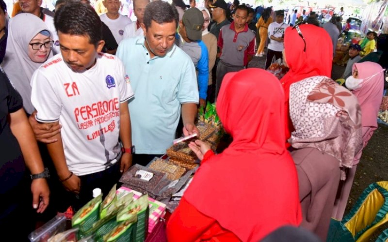 PENINJAUAN. Pj Gubernur Sulsel Bahtiar Baharuddin didampingi Kepala BPS Sulsel Aryanto, serta Pj Bupati Bone Andi Islamuddin, melakukan peninjauan Gelar Pangan Murah dan Pasar Murah Bulog di Terminal Petta Punggawae di Kabupaten Bone, Jumat (12/1/2024). foto: istimewa