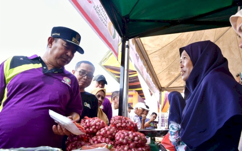 PEMANTAUAN. Pj Gubernur Sulsel Bahtiar Baharuddin dan Pj Bupati Enrekang Baba memantau pelaksanaan Gelar Pangan Murah yang digelar Dinas Ketahanan Pangan Provinsi Sulsel bekerja sama dengan Pemerintah Kabupaten Enrekang dan Pasar Murah Bulog di Alun-alun Abu Bakar Lambogo Enrekang, Sabtu (13/1/2024). foto: istimewa