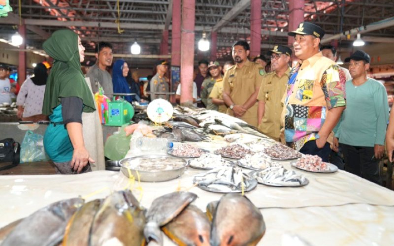 PENINJAUAN. Pj Gubernur Sulsel, Bahtiar Baharuddin, melakukan peninjauan di Pasar Malili, Luwu Timur, Senin (22/1/2024). foto: istimewa