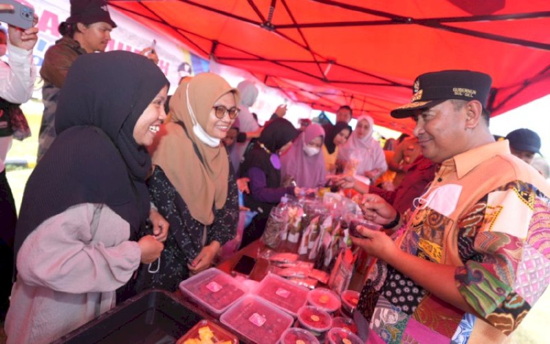 PENINJAUAN. Pj Gubernur Sulsel, Bahtiar Baharuddin, meninjau pelaksanaan pasar murah di Malili, Luwu Timur, Senin (22/1/2024). foto: istimewa