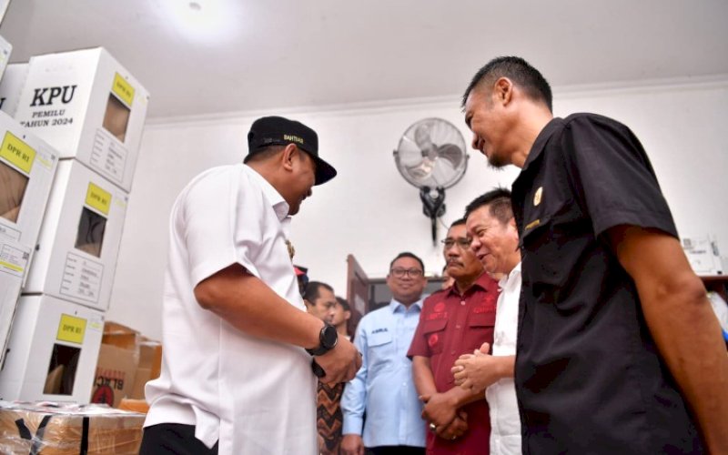 KUNJUNGAN. Pj Gubernur Sulsel, Bahtiar Baharuddin, meninjau kesiapan pelaksanaan Pemilu dan logistik di Kota Palopo, di Kantor KPU Kota Palopo, Jl Pemuda, Kelurahan Takkalala, Kecamatan Wara Selatan, Kamis (25/1/2024). foto: istimewa