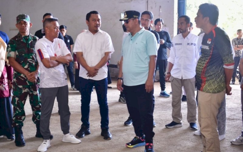 PENINJAUAN. Pj Gubernur Sulsel, Bahtiar Baharuddin, meninjau persiapan Pemilu 2024 di Sulsel di Kabupaten Bone, Jumat (12/1/2024). foto: istimewa