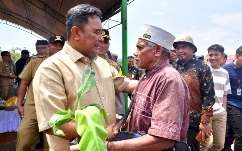 BANTUAN. Pj Gubernur Sulsel, Bahtiar Baharuddin, memberikan bantuan bibit pisang cavendish kepada petani di Desa Puncak Indah, Kecamatan Malili, Luwu Timur, Kamis (4/1/2024). foto: istimewa