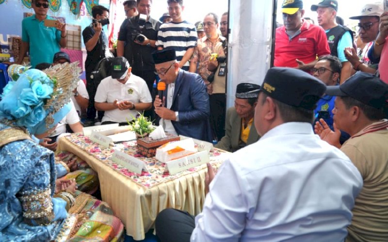 SAKSI PERNIKAHAN. Pj Gubernur Sulsel Bahtiar Baharuddin bersama Plt Kakanwil Kemenag Sulsel Ali Yafid menjadi saksi pada pernikahan yang digelar Kemenag Sulsel di salah satu stan pada Peringatan HAB Kemenag Ke-78 tingkat Sulsel di Lapangan Citra Mas Kabupaten Pangkep, Minggu (7/1/2024). foto: istimewa