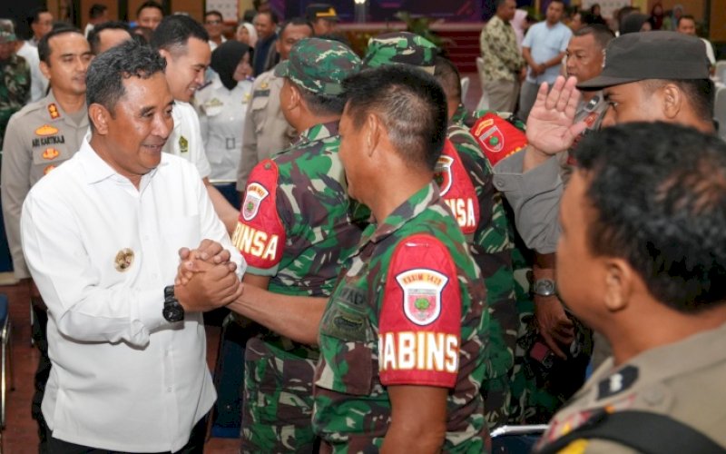 SILATURAHMI. Pj Gubernur Sulsel, Bahtiar Baharuddin, salam komandan bersama petugas TNI di sela-sela Silaturahmi bersama Bupati Pangkep, Forkopimda, dan jajaran PT Semen Tonasa, di Kabupaten Pangkep, Minggu (7/1/2024). foto: istimewa