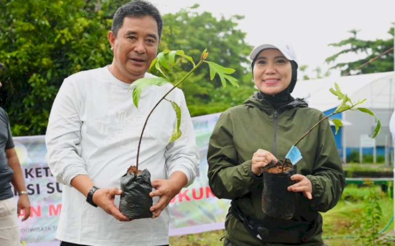 TANAM SUKUN. Pj Gubernur Sulsel Bahtiar Baharuddin bersama Pj Ketua TP PKK Sulsel Sofha Marwah melakukan penanaman sukun di Taman Maccini Sombala of Indonesia (MoI) di Kota Makassar dan Kawasan Benteng Somba Opu (BSO) di Kabupaten Gowa, Minggu (14/1/2024). foto: istimewa