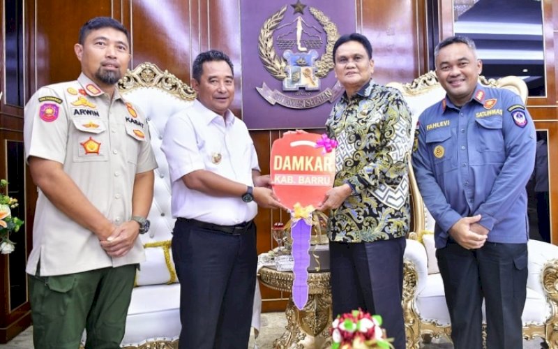 PENYERAHAN. Pj Gubernur Sulsel,Bahtiar Baharuddin menyerahkan satu unit bantuan armada Pemadam Kebakaran (Damkar) kepada Bupati Barru Suardi Saleh di Kantor Gubernur Sulsel, Rabu (10/1/2024). foto: istimewa