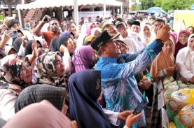 Pj Gubernur Sulsel Salurkan Bantuan Pangan Pemerintah Pusat untuk Warga Miskin di Takalar