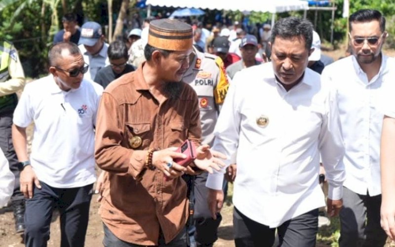 TANAM PISANG. Pj Gubernur Sulsel, Bahtiar Baharuddin, menghadiri Penanaman Pisang Cavendish di Desa Biringere, Kecamatan Bungoro, Kabupaten Pangkep, Minggu (7/1/2024). foto: istimewa