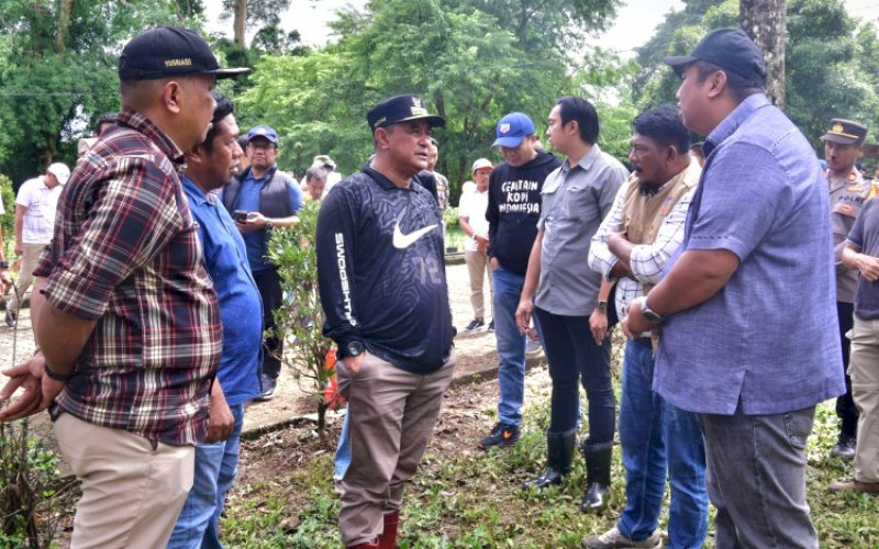TANAM SUKUN. Pj Gubernur Sulsel Bahtiar Baharuddin dan Bupati Maros Chaidir Syam melakukan penanaman bibit sukun di Kawasan Pengembangan Peternakan Pucak milik Dinas Peternakan dan Kesehatan Hewan Provinsi Sulsel di Desa Pucak, Kecamatan Tompobulu, Kabupaten Maros, Minggu (21/1/2024). foto: istimewa