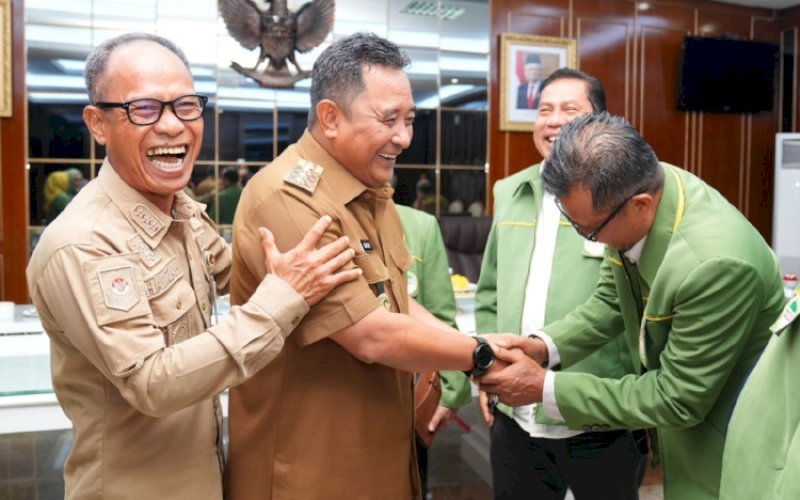 SILATURAHMI. Pj Gubernur Sulsel, Bahtiar Baharuddin, menerima Ketua BPW KKLR Sulsel Hasbi Syamsu di Ruang Kerja Gubernur Sulsel, Kantor Gubernur Sulsel, Selasa (2/1/2024). foto: istimewa